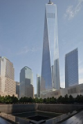 9/11 Memorial: Südlicher Pool mit One World Trade Center, Bild 1