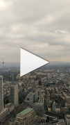 Four Frankfurt: Kameraschwenk Bürohochhaus vom Hochkran