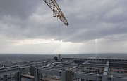 Four Frankfurt: Monteur bei der Dachmontage (Totale)