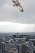 Four Frankfurt: Monteur bei der Dachmontage (Zoom)