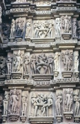 Khajuraho: Der Kandariya-Mahadeva-Tempel ist mit vollplastischen Figuren überzogen