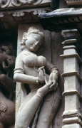 Khajuraho, Kandariya-Mahadeva-Tempel: eine Surasundari (schönes Mädchen) bei der Fußpflege