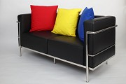 LC 2 Zweisitzer-Sofa (Nachbau): Seitenansicht, diagonal