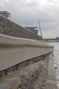 Rheinboulevard: Mit grobem Naturstein ist das Ufer unterhalb der Promenade gefasst