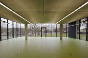 Textilbeton-Pavillon mit Glasfassade: Saal nach Osten