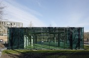 Textilbeton-Pavillon mit Glasfassade: Südansicht, nah