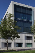 Siemens Healthineers, Erlangen: Große Screen an Südfassade