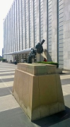 UN-Headquarters: General Assembly Building with Non-Violence sculpture