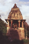 Khajuraho: Kandariya Mahadev Temple, Corner-temple, pict 3