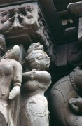Khajuraho, Kandariya-Mahadeva-Temple: Surasundari (beautiful girl) slinky winking