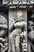 Khajuraho, Kandariya-Mahadeva-Temple: Surasundari (beautiful girl) doing make-up