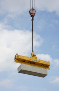 Rhine-boulevard: a vacuum-carrier is lifting the precast-elements 1