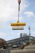 Rhine-boulevard: a vacuum-carrier is lifting the precast-elements 2