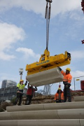 Rhine-boulevard: a vacuum-carrier is lifting the precast-elements 4