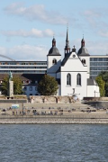 Rhine-boulevard: frontal river-side view, chapel zoom