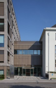 Social Economics Bank: building-joint between old and new wing with main-entrance