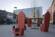 St. Leonhard-extension: square, canteen and concrete-thrones