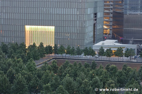 9/11 Memorial: nördlicher Pool mit One World Trade Center Sockel