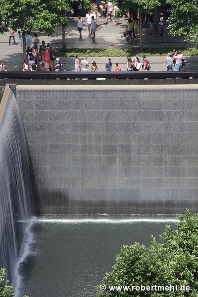 9/11 Memorial: Erhöhter Blick auf die Wasserfälle des südlichen Pools