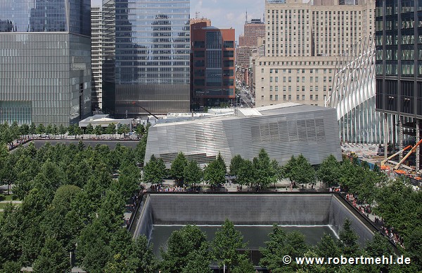 9/11 Museum: Erhöhte Südansicht mit südlichem Pool, Totale
