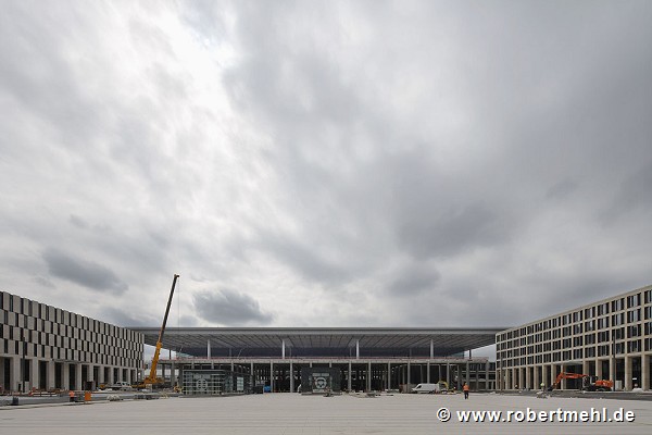 Flughafen BER, Berlin: Vorplatz Zentralterminal