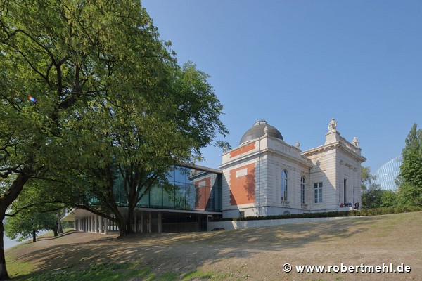 Museum La Boverie: Nordöstliche Gebäudeansicht vom Maasufer