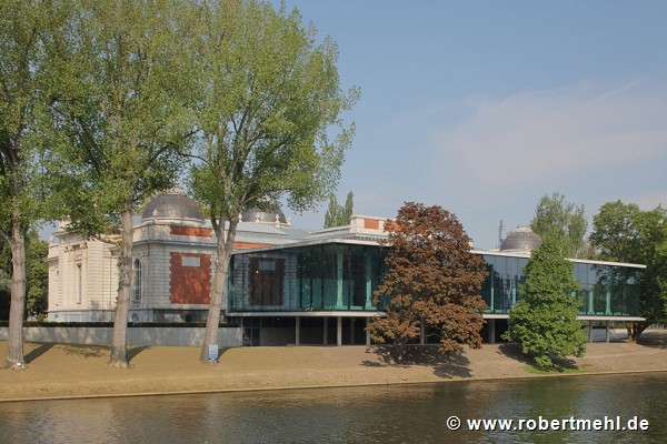 Museum La Boverie: Südostansicht vom anderen Maasufer