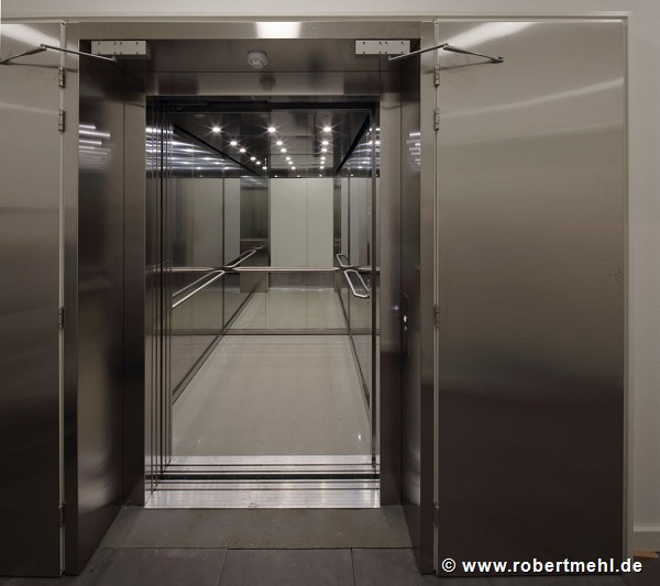 Patch 22, Amsterdam: Aufzug mit Brandschutztür, offen