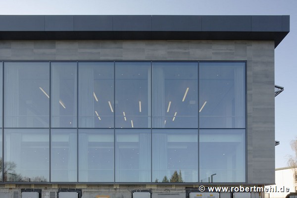 Schlüter-Systems Workbox: Glas-Screen auf der Nordfassade, frontal