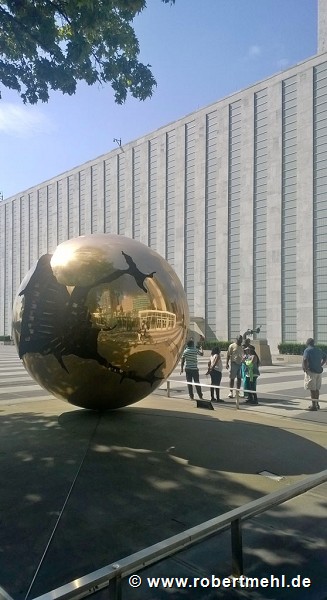 UNO-Hauptquartier: Gebäude der Generalversammlung mit Skulptur "Kugel in einer Kugel"