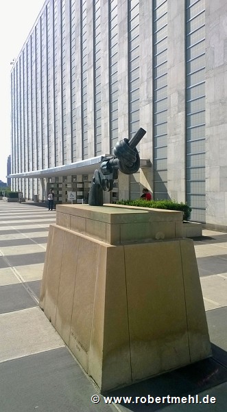 UNO-Hauptquariter: Gebäude der Generalversammlung mit Non-Violence Skulptur