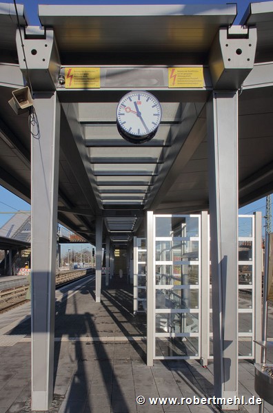 Bahnhof Leverkusen-Opladen: Stahlkonstruktion mit Uhr