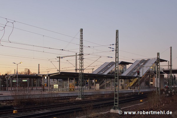 Bahnhof Leverkusen-Opladen: Südostansicht, Dämmerung