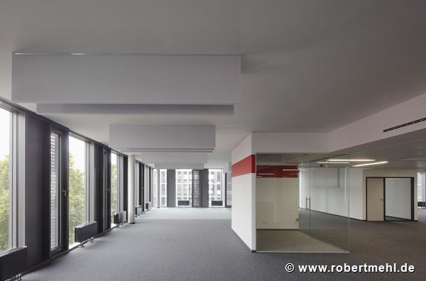 BASF Pfalzgrafenstraße: Großraumbüro mit rotem Meeting-Cube