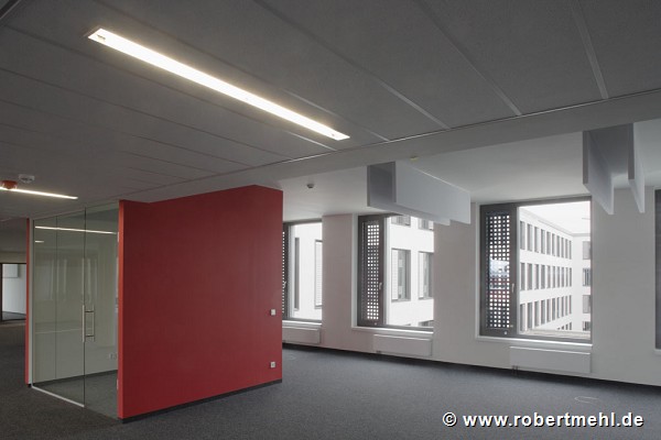 BASF Pfalzgrafenstraße: Großraumbüro mit rotem Single-Work-Cube 2