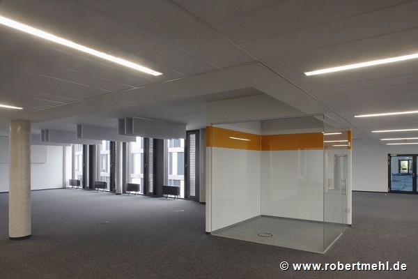 BASF Pfalzgrafenstraße: Großraumbüro mit gelbem Meeting-Cube 2