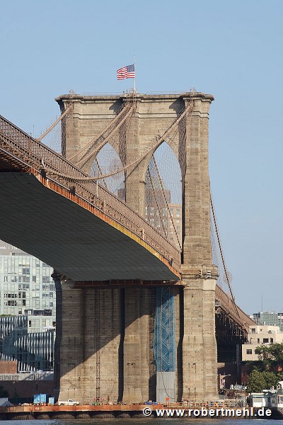 Brooklyn Bridge: Brückenuntersicht vom East River Bikeway