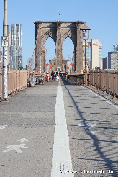 Brooklyn Bridge: Brückenfußweg (catwalk), Mittelstreifen auf Asphalt