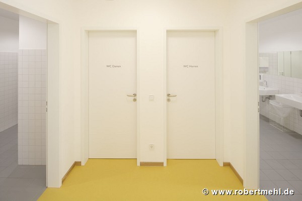 Eberhard-Ludwigs-Gymnasium: Obergeschoss-Toilettenzugang
