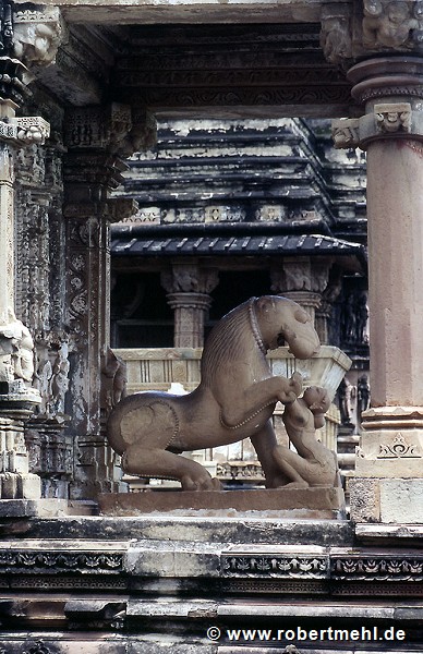 Khajuraho: Surasundari (schönes Mädchen) einen Löwen (Wappentier Chandella-Dynastie) verehrend
