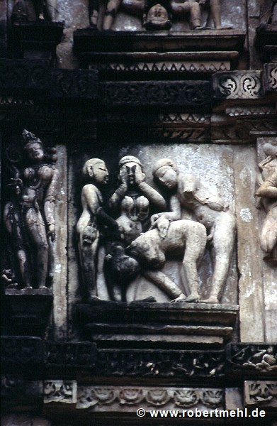 Khajuraho, Kandariya-Mahadeva-Tempel: kopulierendes Paar (Mithunas), "doggy-style"