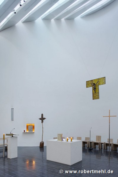 Kirche-am-Meer: Hauptaltar und Oberlichtbänder