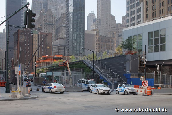 Liberty Park: Zugangstreppe, seitlich daneben Zufahrt WTC Vehicle Security Center (VSC)
