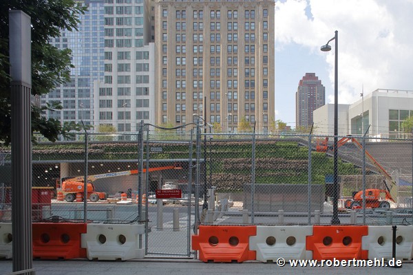Liberty Park: hängender Garten, davor Zufahrt WTC Vehicle Security Center (VSC)