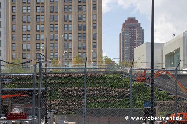 Liberty Park: hängender Garten, davor Zufahrt WTC Vehicle Security Center (VSC), Zoom