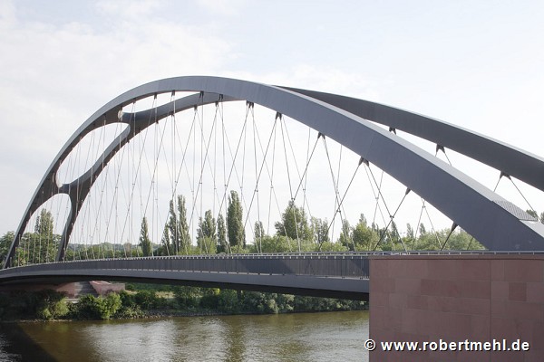 Osthafenbrücke FFM: Ostansicht vom nördlichen Brückenkopf