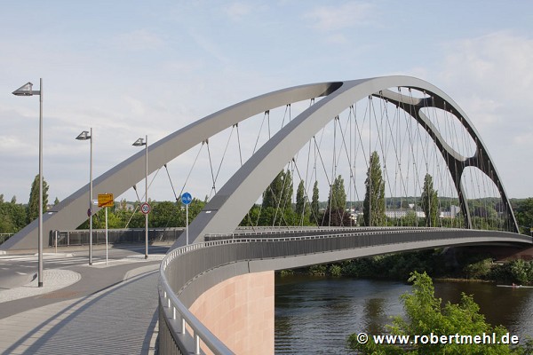 Osthafenbrücke FFM: Blick von der Gehwegterrasse in Höhe des nördlichen Kreisverkehres