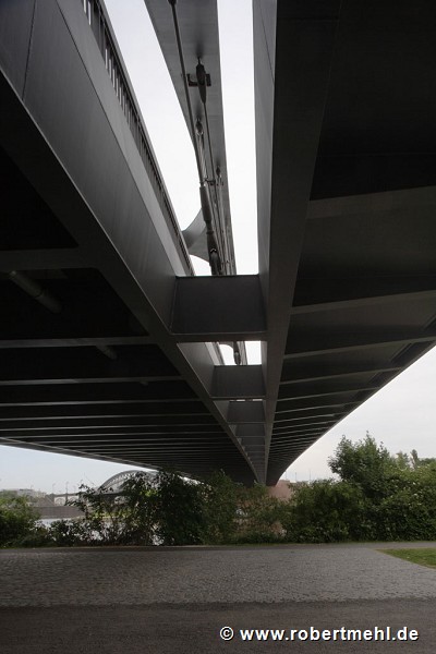 Osthafenbrücke FFM: Untersicht östliche Bauteilfuge zwischen Fahrbahn und Gehweg