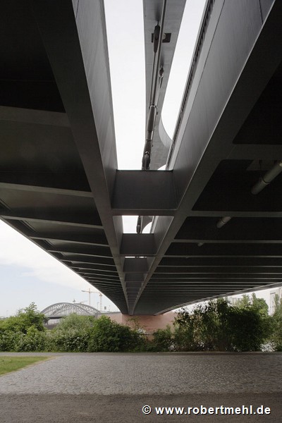 Osthafenbrücke FFM: Untersicht westliche Bauteilfuge zwischen Fahrbahn und Gehweg