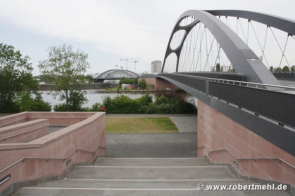 Osthafenbrücke FFM: südlicher Brückenkopf, westlicher Treppenabgang